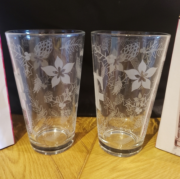 Set of 2 T-Mobile Holiday Collectible Etched 16oz Glasses (2023) NEW! - Picture 5 of 14